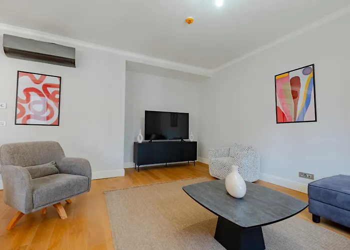 Апартаменты Spacious New-build With 3 Bedrooms And 2 Bathrooms, Minutes From Taksim Square Стамбул