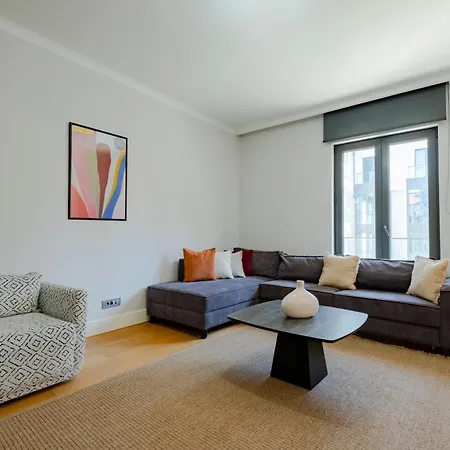 Spacious New-build With 3 Bedrooms And 2 Bathrooms, Minutes From Taksim Square アパート